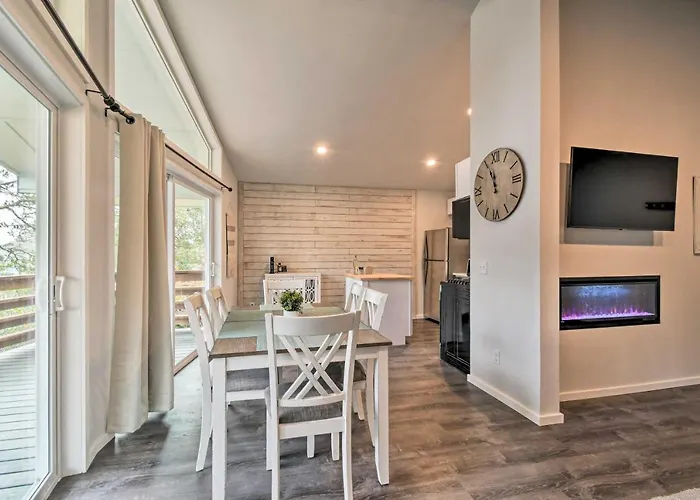 Cozy Cottage On The Coast Near Downtown Westport!