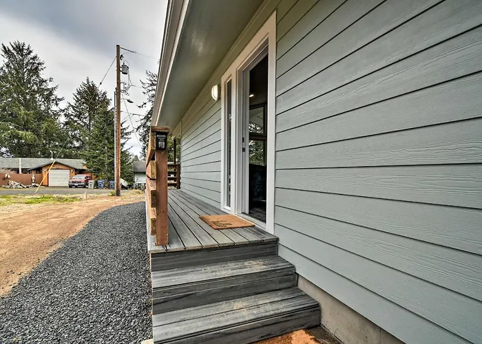 Cozy Cottage On The Coast Near Downtown Westport!