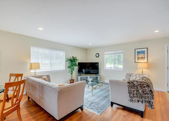 Westport Vacation Rental W/ Private Hot Tub!